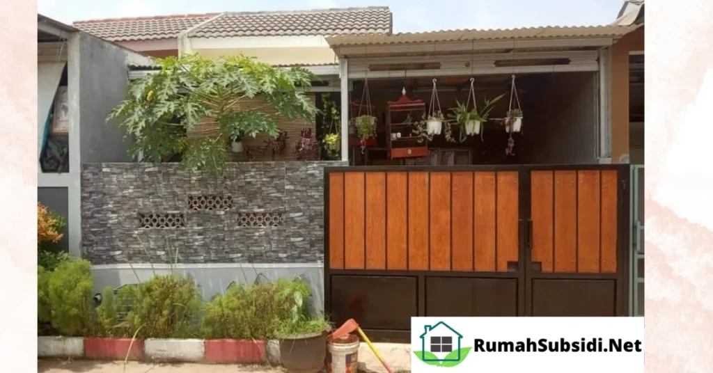 Rumah Tropis dengan Sentuhan Natural dan Pagar Kayu Modern